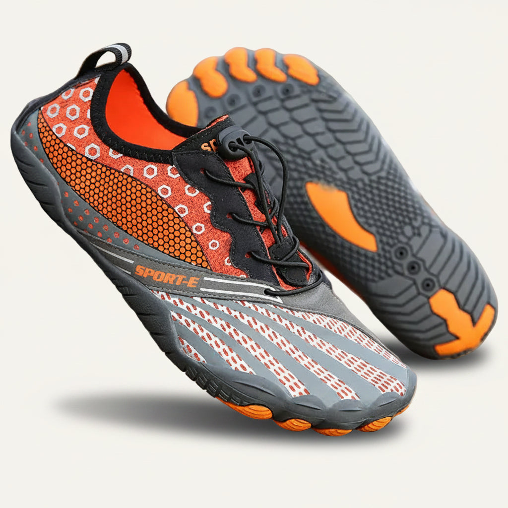 TerraGrip vattenskor röd/orange – livsstilsfoto på sand | footflow
