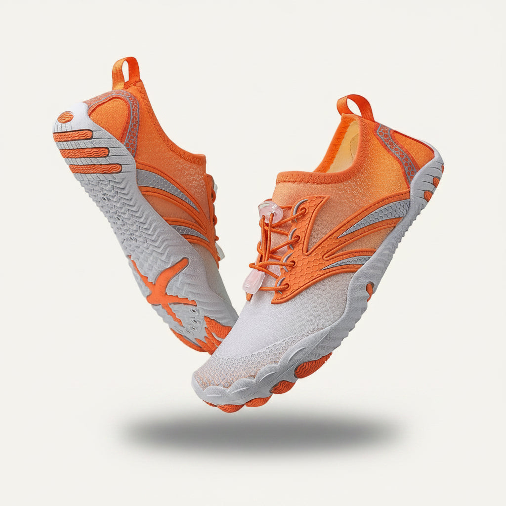 HydroFlex barfota vattenskor vuxna orange/vit – produktbild par skor på grön bakgrund med brett tåbox | footflow